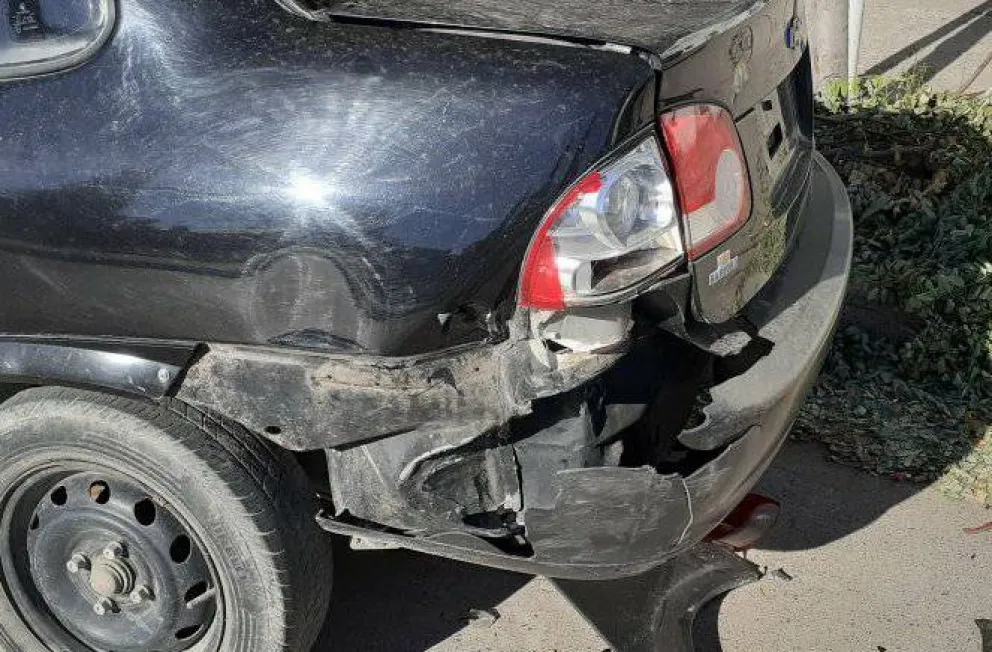 Unos pibes chocan un auto en aparente estado de ebriedad, huyen y los buscan