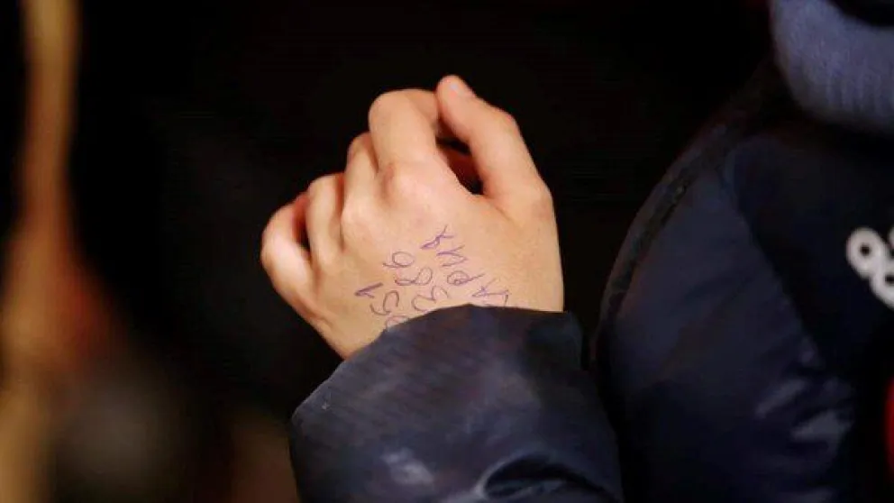 Un nene de 11 años escapó de la guerra: llevaba un número de teléfono escrito en la mano y su pasaporte