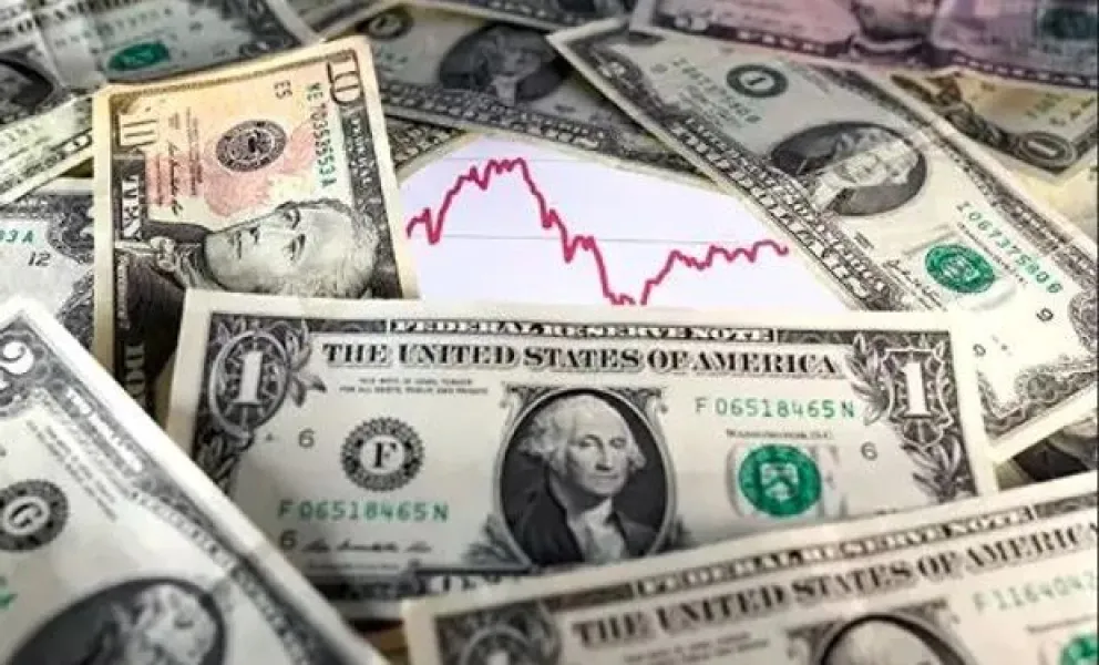 Economía hoy: sube el riesgo país, baja el dólar blue y caen los bonos