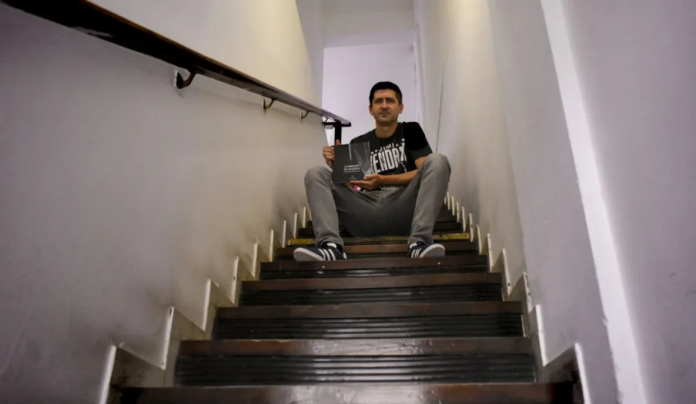 Un escritor local presenta una novela sobre una mujer que investiga violaciones y asesinatos en serie