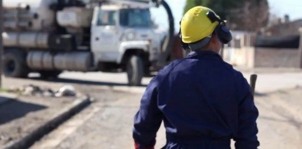 Lo acusaron de realizar conexiones ilegales y lo despidieron: ganó un juicio contra Aguas Rionegrinas