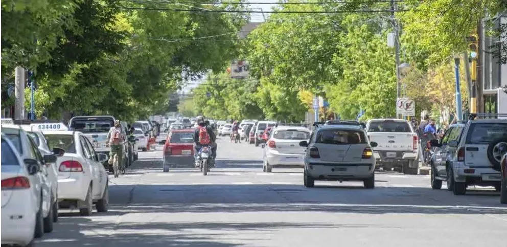 Horror en Roca: una mujer denunció que fue abusada por tres hombres en plena calle