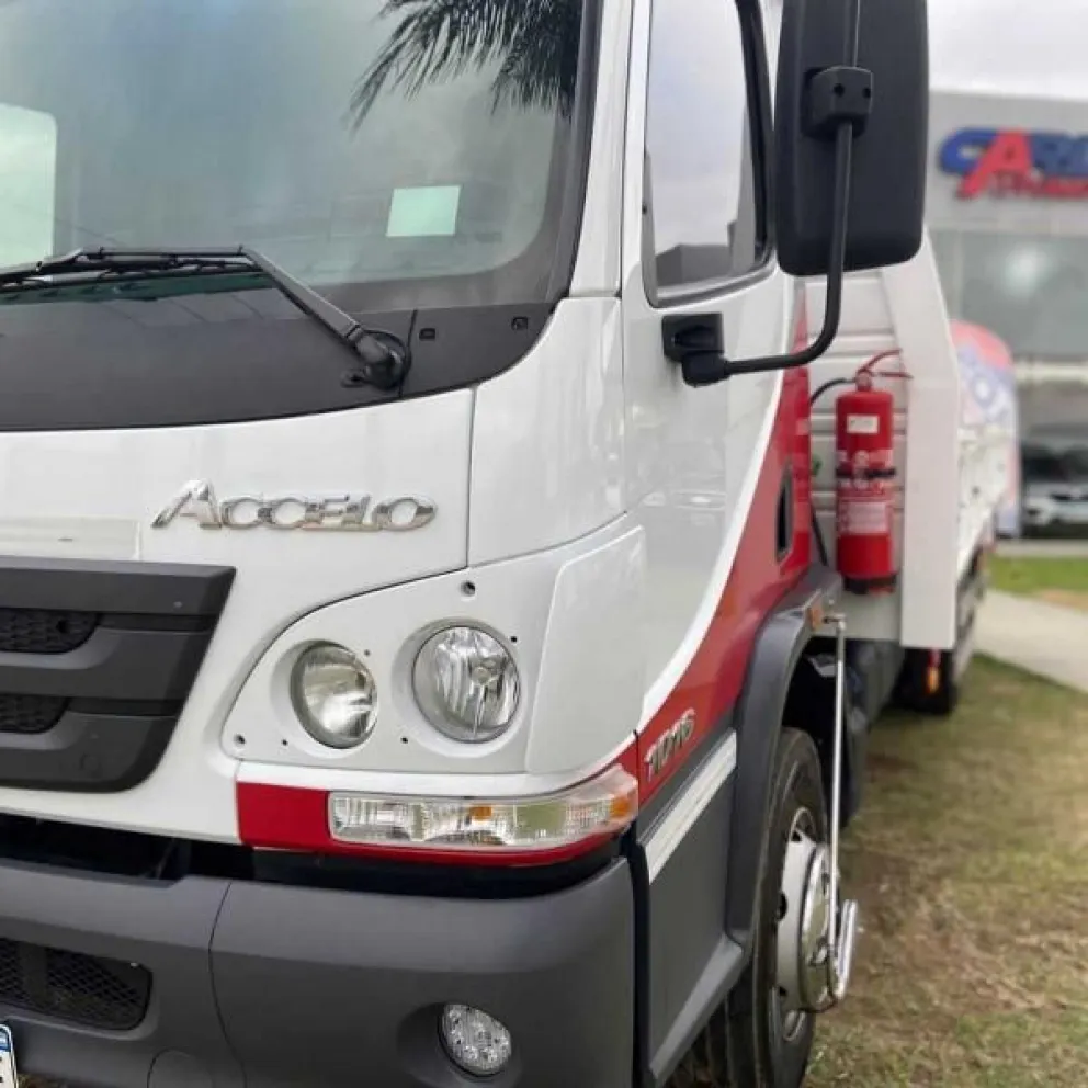 Un motociclista acabó con lesiones graves luego de un choque con un camión