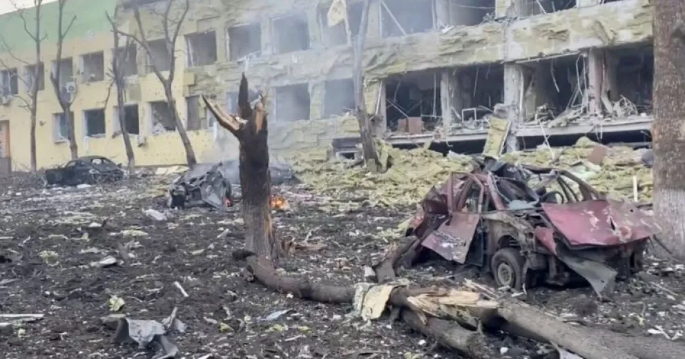 Invasión a Ucrania: Rusia bombardeó y destruyó una maternidad en Mariupol