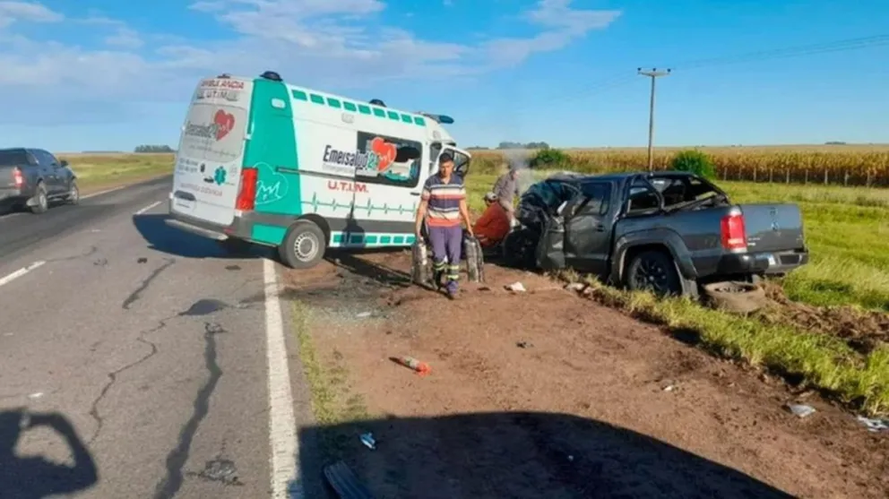 Tragedia en la ruta 188: siete muertos por un choque frontal entre una camioneta y una ambulancia 