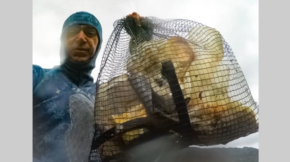 Un médico de Viedma combina su pasión con el cuidado del medioambiente: recoge basura del Nahuel Huapi 