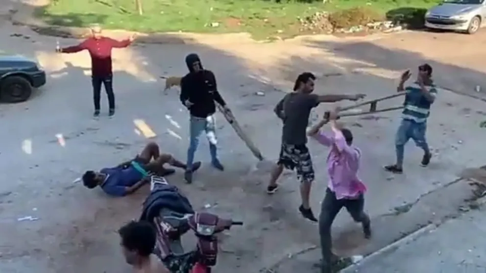 No bastó con trompadas: le quitaron las muletas a un hombre para seguir agrediéndose