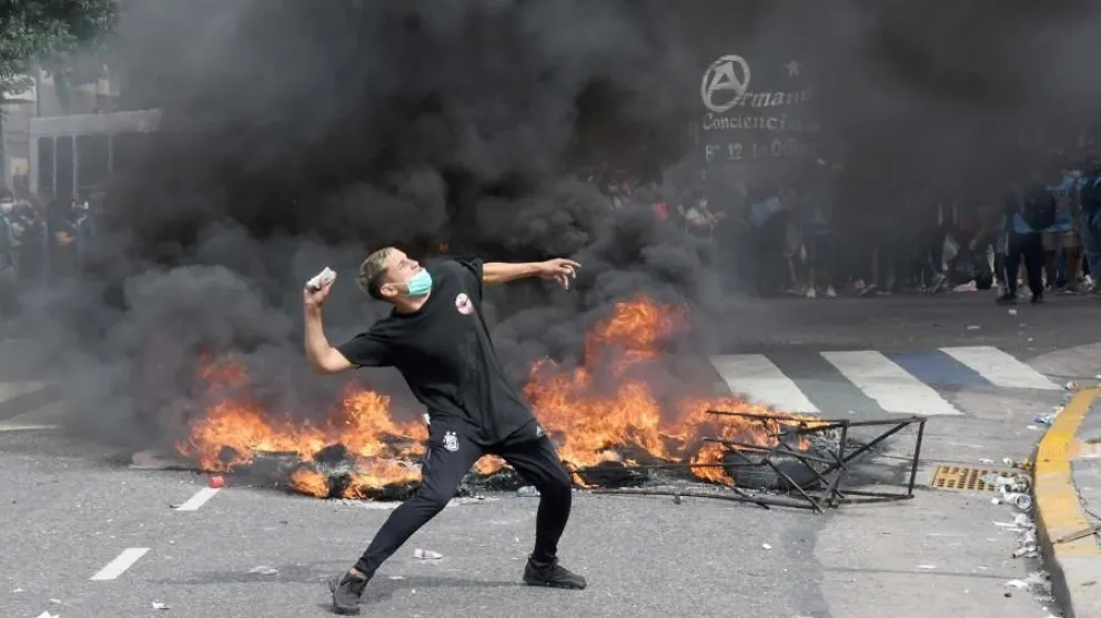 Violentos incidentes entre manifestantes y la policía mientras se debate el acuerdo con el FMI