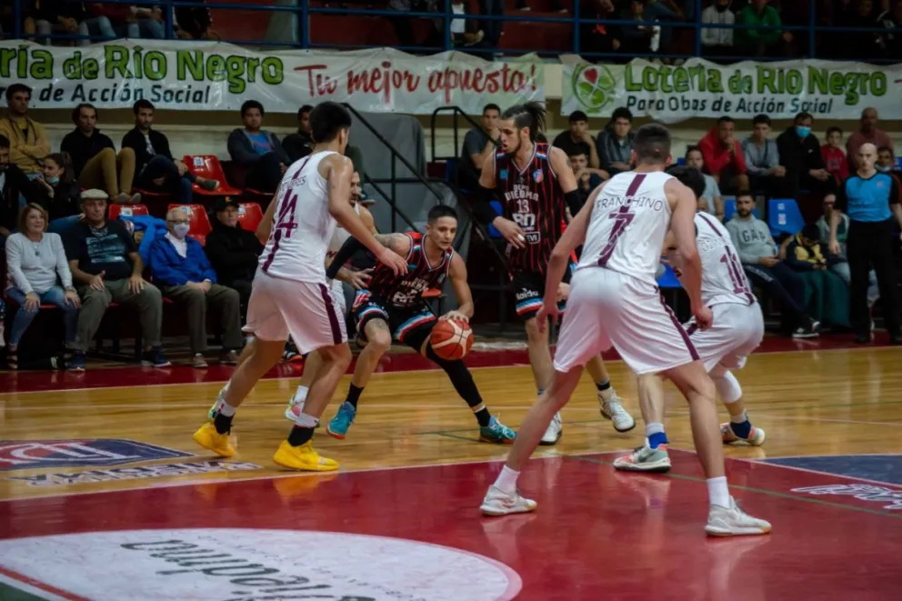 Depo Viedma ganó un duelo picante ante Lanús para seguir liderando en el Sur