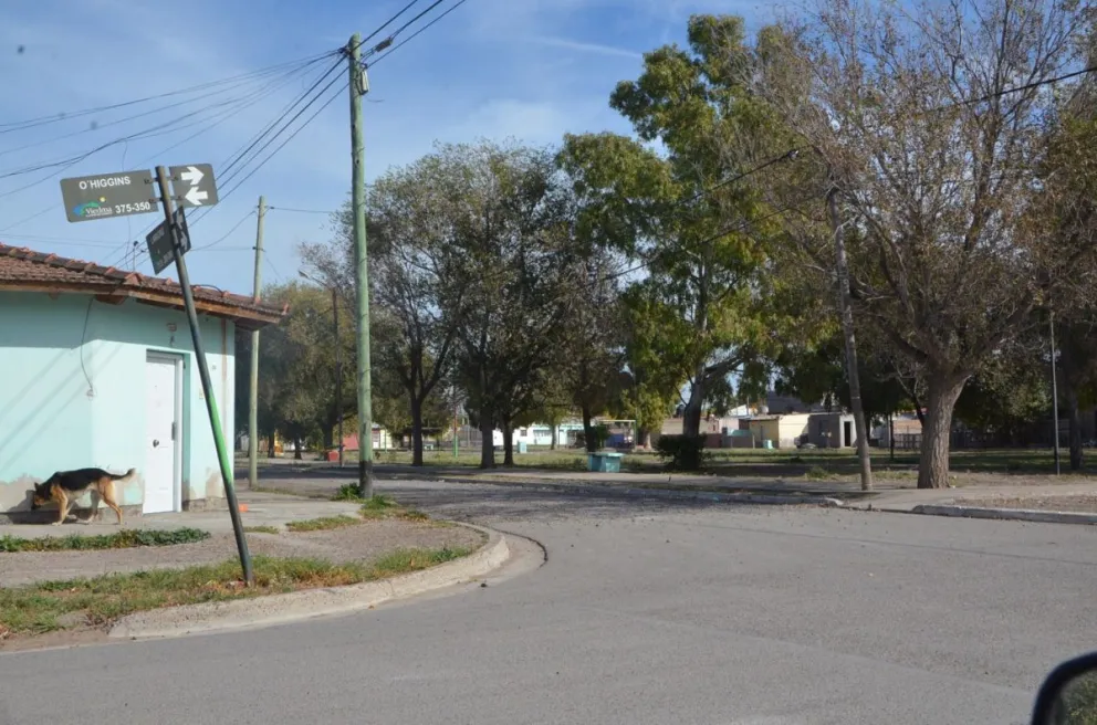 Un adolescente fue apuñalado en la plaza del barrio Zatti