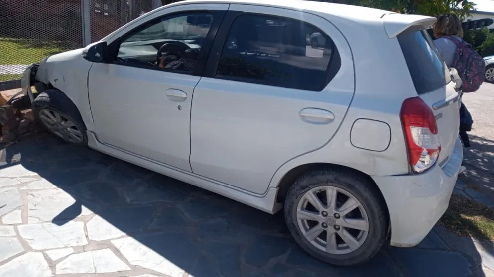Chocaron y uno de los autos le rompió parte de su casa: el que provocó todo se dio a la fuga 