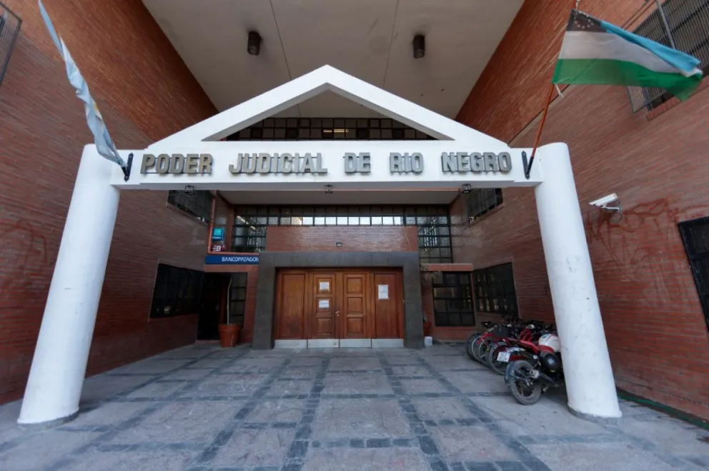 Joven atormentada por su ex: el padre del denunciado desmintió todo y llora por su nieta