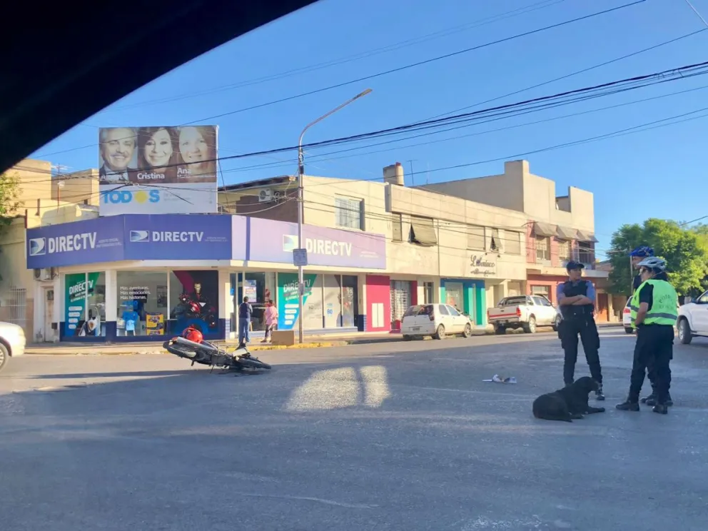 Choque en pleno centro mandó a un motociclista al Hospital Zatti