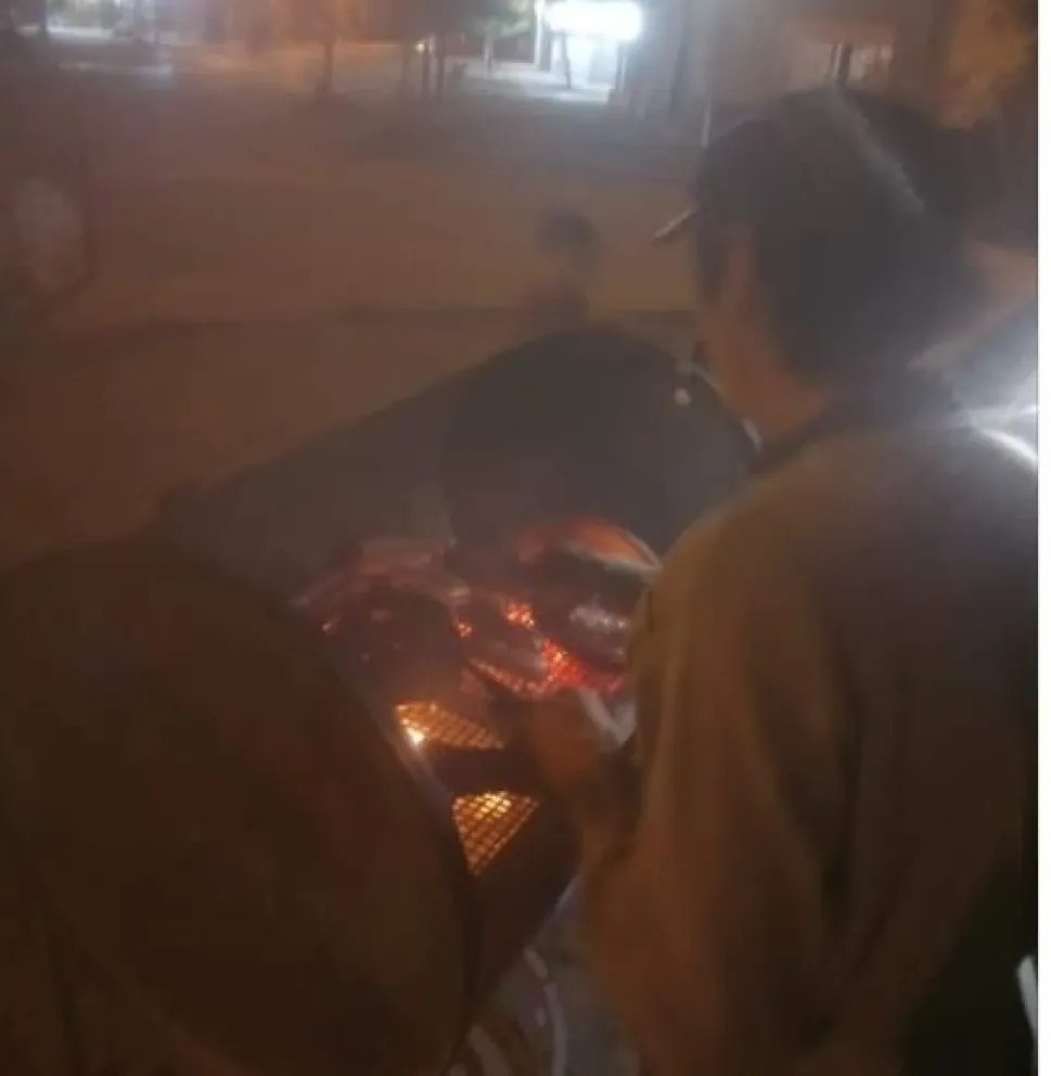 Tiempos de rebusques: un viedmense vende choripanes como en la cancha para poder subsistir  