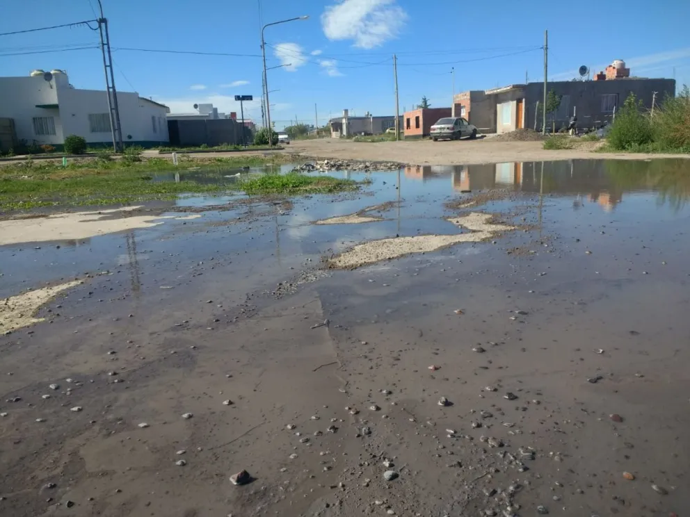 El barrio tiene dos años y ya no se puede vivir por los desbordes cloacales