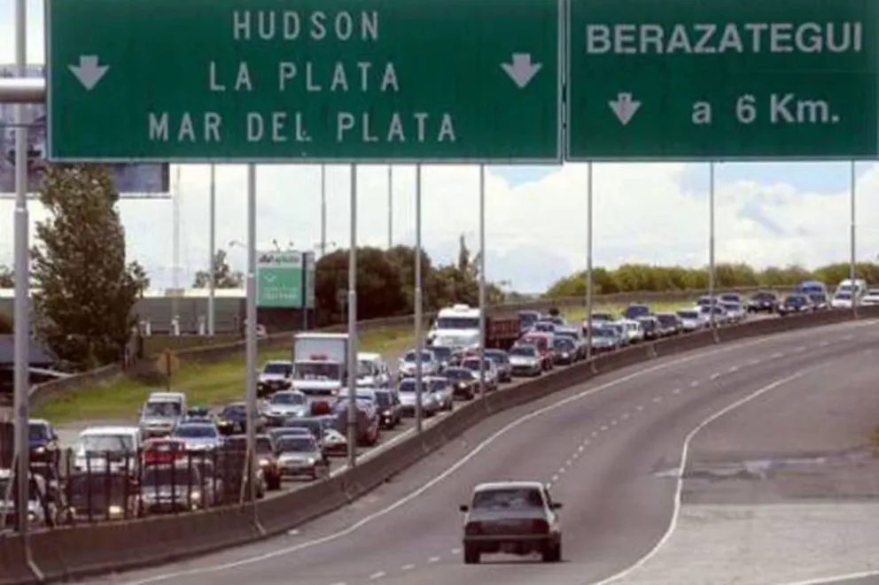 De película: a un motociclista se le abrió un bolso con dinero y llovieron billetes en la autopista