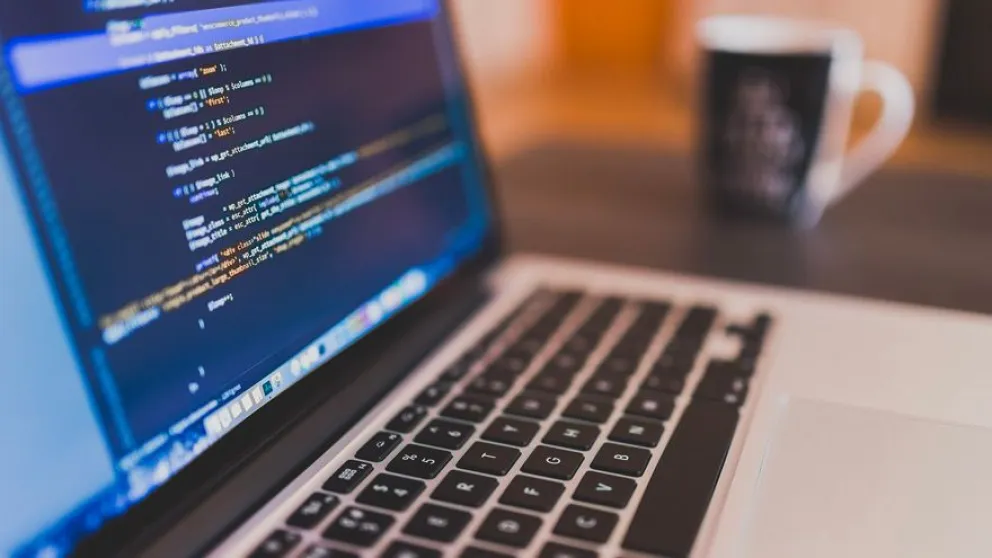 Empresa argentina ofrece 100 mil becas para aprender a programar gratis: requisitos y cómo anotarte