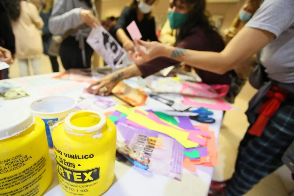 El Deliberante se llenó de pegatinas que visibilizan temáticas de género
