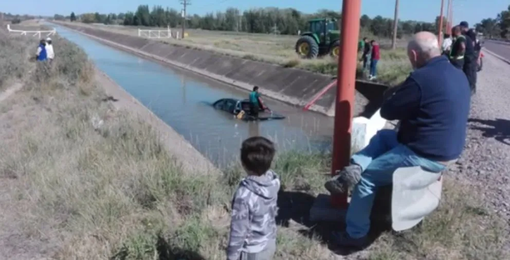Iban en una camioneta prestada, perdieron el control del rodado y terminaron en el canal 