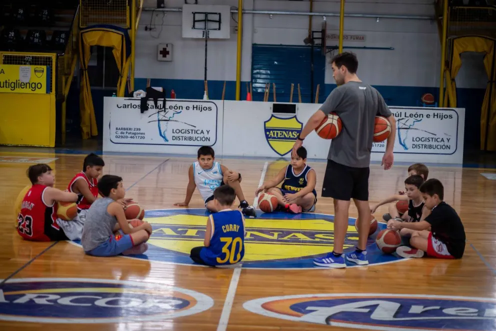 Atenas inició otra temporada y sigue apostando al semillero 