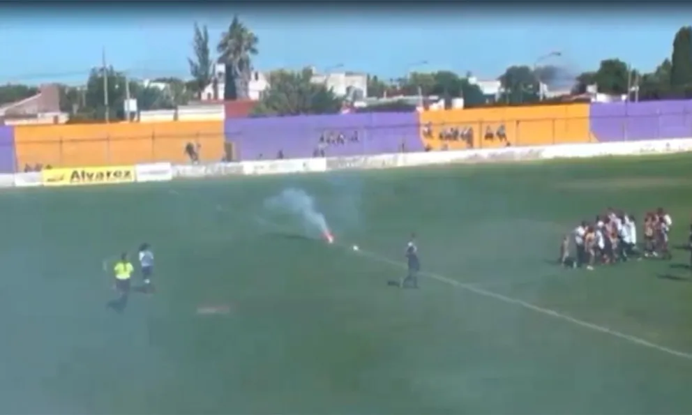 Video: un árbitro fue agredido con una bengala en un partido de fútbol femenino