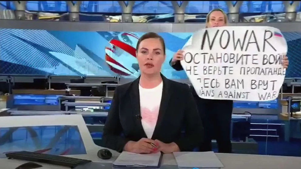 Una periodista rusa interrumpió un noticiero con un cartel contra Putin