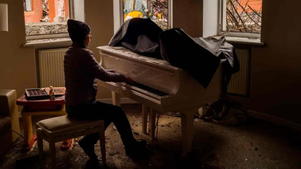 Emocionante video de una pianista tocando por última vez en su casa bombardeada