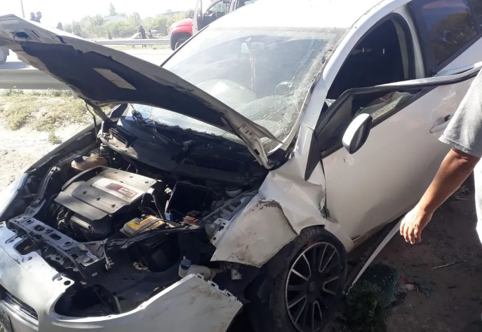 Una mujer se descompensó mientras conducía y terminó destrozando el auto en un guardarraíl