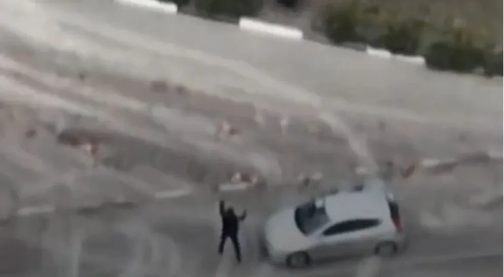 VIDEO: un drone grabó el momento en que el ejército ruso mata a un civil ucraniano
