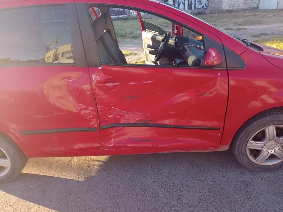 Escandaloso choque en Viedma: le pegaron una piña a una mujer