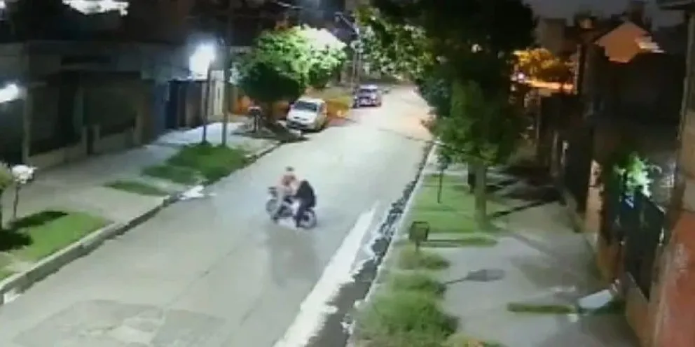 Video: atropelló a una mujer para robarle y cuando quiso escapar los vecinos le dieron una paliza