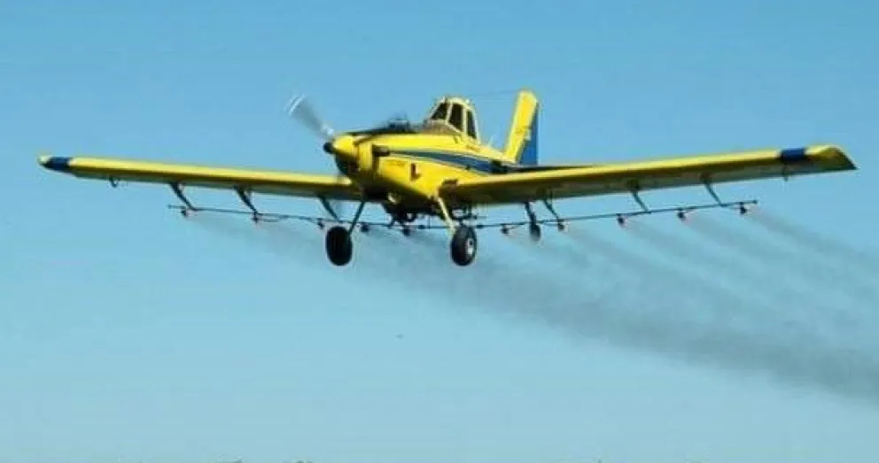 Video: preparaban un asado en el campo, pasó un avión y los roció con agrotóxicos