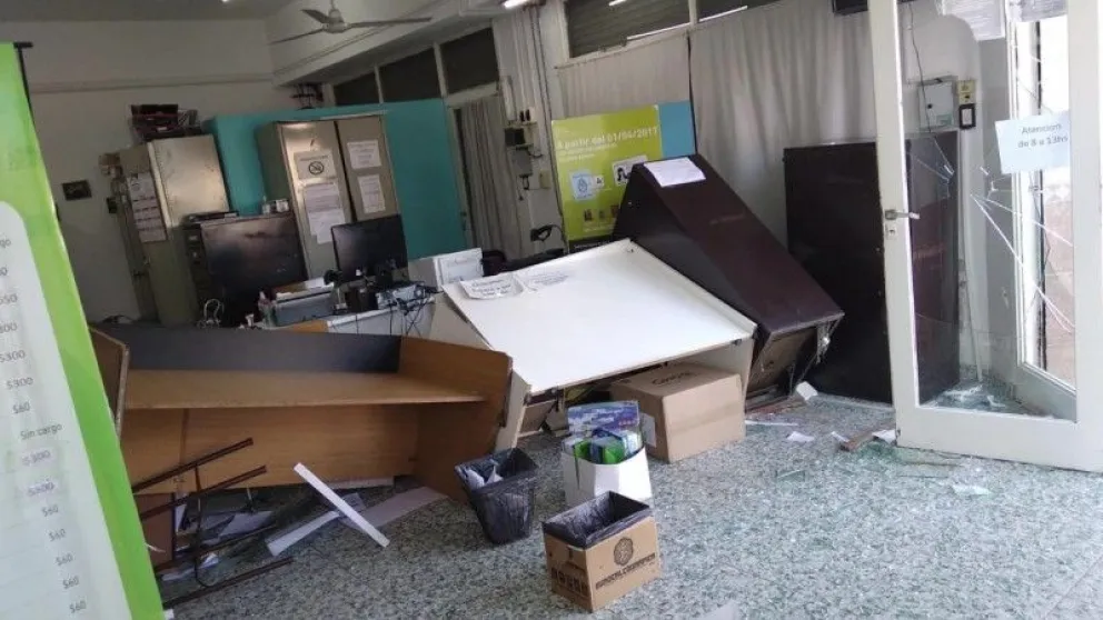 Fue a hacer un trámite, no le dieron una solución y destrozó una oficina del Registro Civil