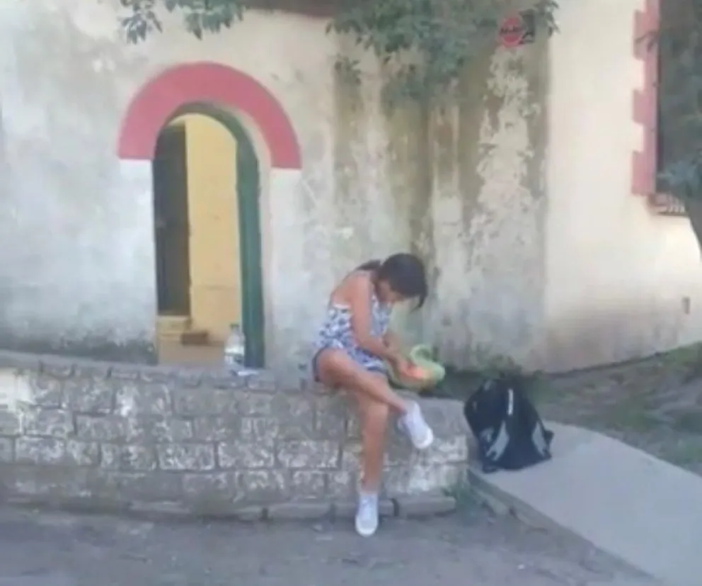 Insólito: una escuela obligó a una alumna a comer en la calle por ser vegetariana