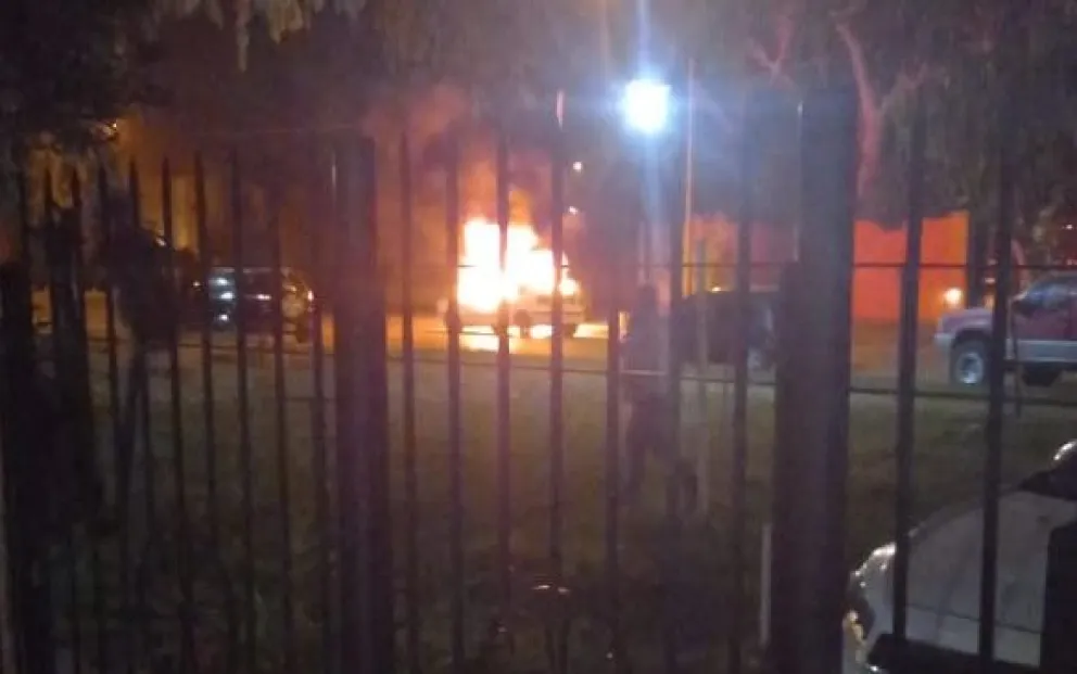 Un auto se prendió fuego cerca del casino de Viedma