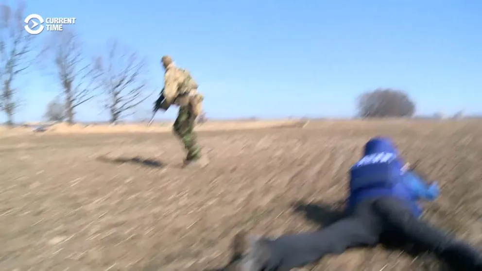 El impactante video de dos periodistas en medio de un ataque ruso