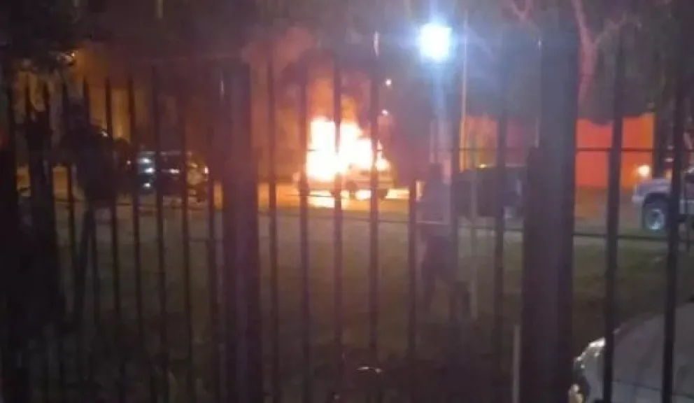Incendio voraz: así quedó el auto envuelto en llamas en el barrio Don Bosco