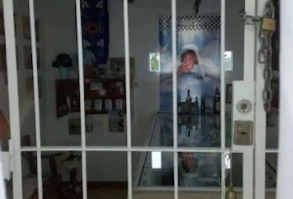 Vivía dentro de la tumba de su difunto esposo y tenía luz, cocina y wifi: "Lo vengo haciendo hace años"