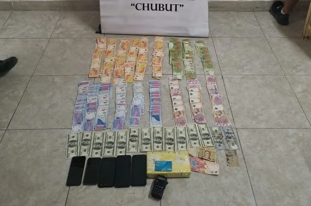 En un operativo en la ruta N° 3, secuestraron droga y una suma importante en pesos y dólares