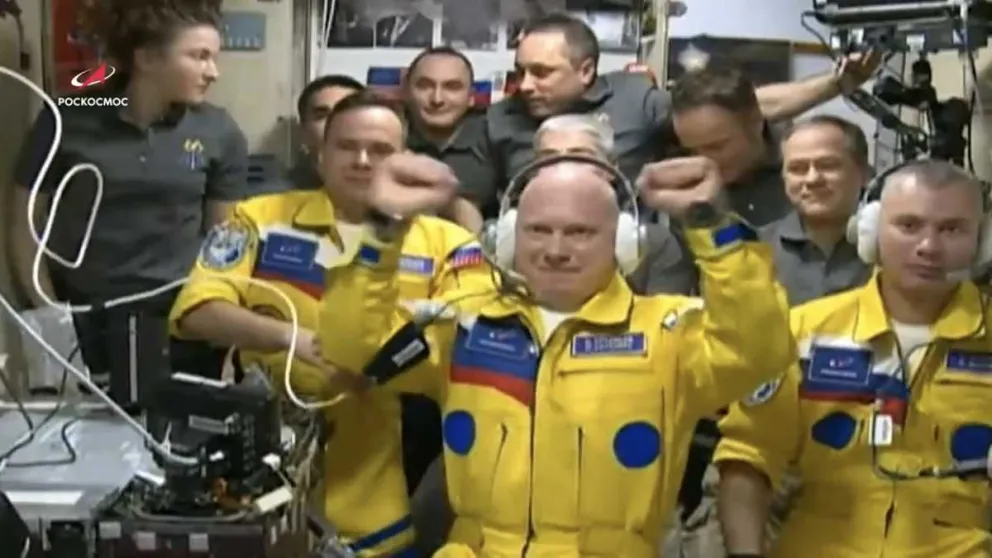 Astronautas rusos llegaron a la Estación Espacial Internacional con colores de Ucrania