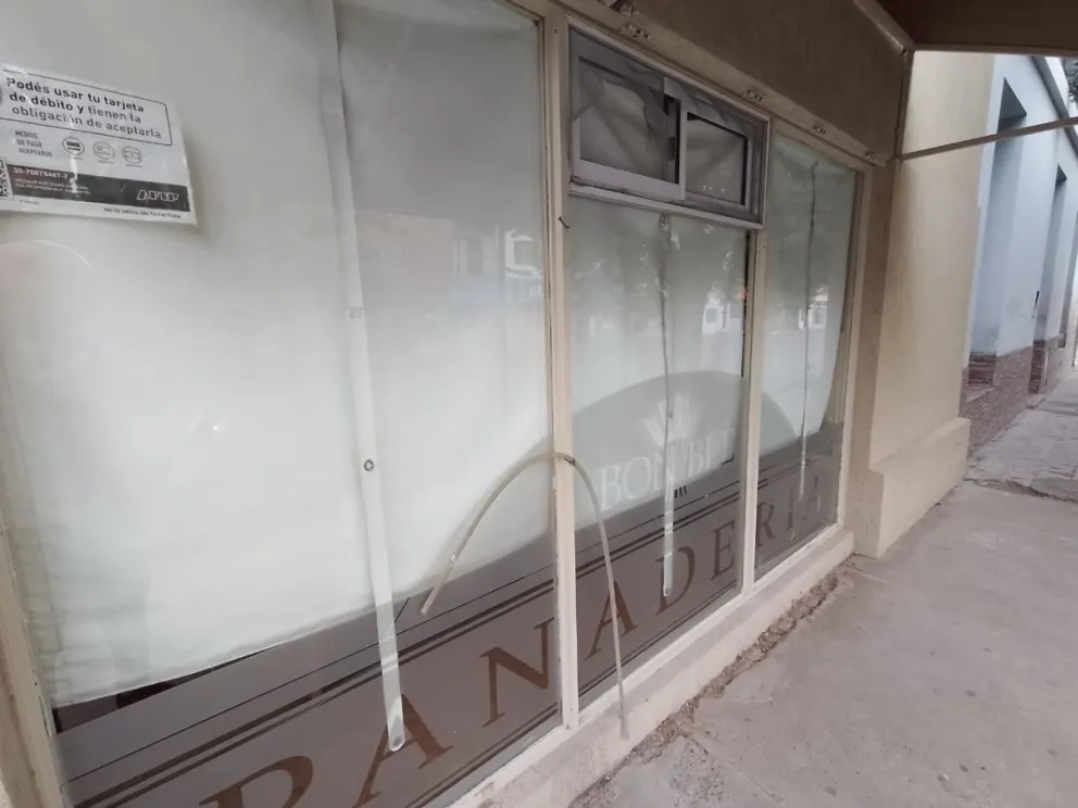 Provocaron destrozos y robaron nuevamente la sucursal de una panadería céntrica