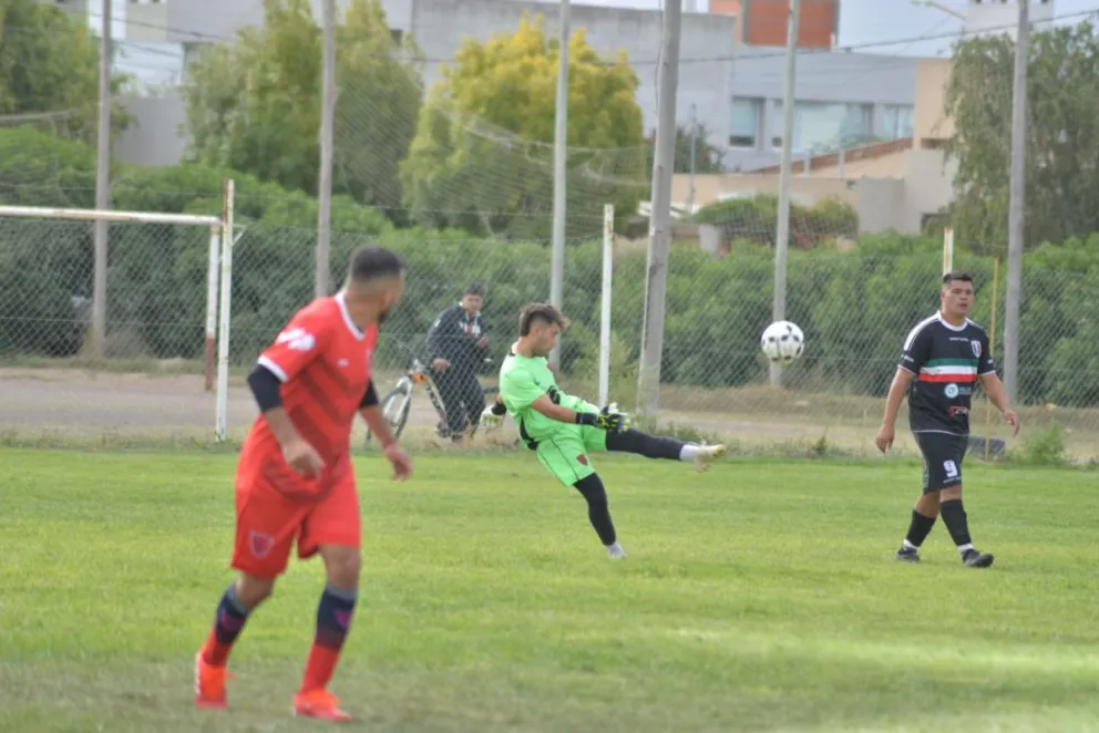 Perdieron los debutantes,  goleó el campeón y un jugador de Villa Congreso terminó en el hospital