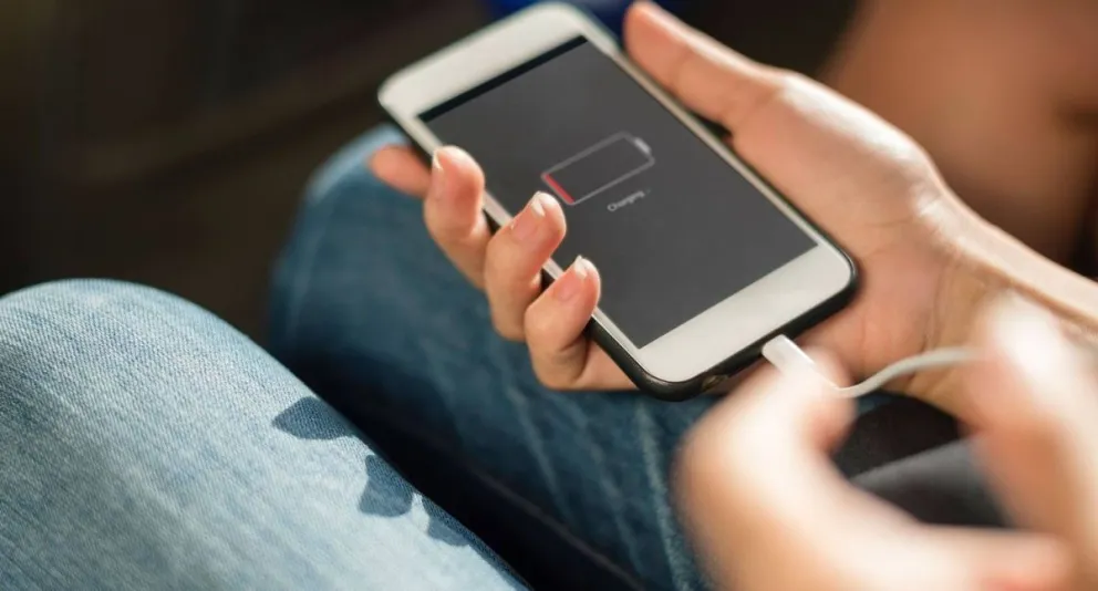Tragedia en Chubut: un adolescente murió al enchufar el cargador de su celular