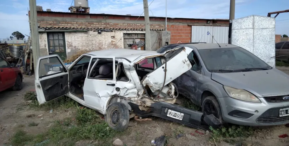 Le destrozaron dos autos estacionados en su taller y la búsqueda del culpable se hizo viral