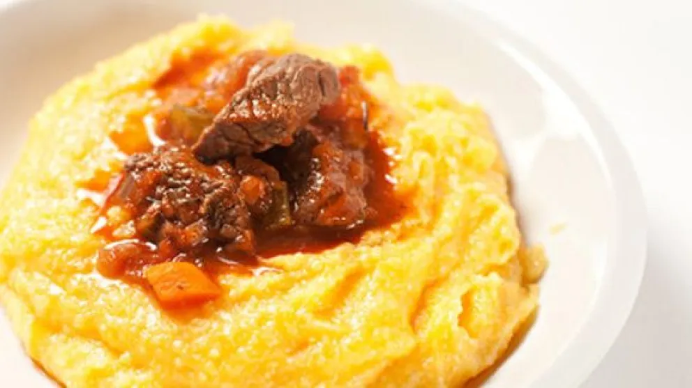 Polenta perfecta para los días de frío: tips para prepararla firme y cremosa  