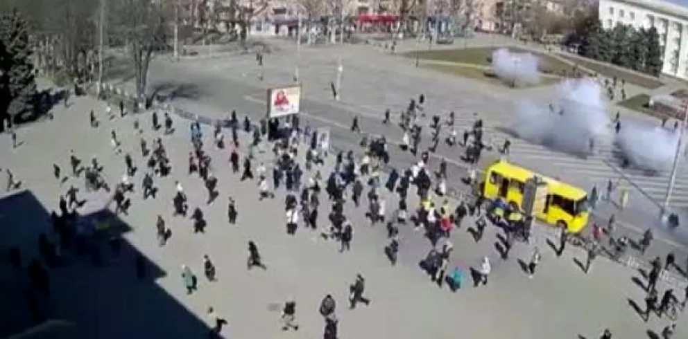 Impactante video: el ejército ruso disparó contra manifestantes ucranianos en Jerson