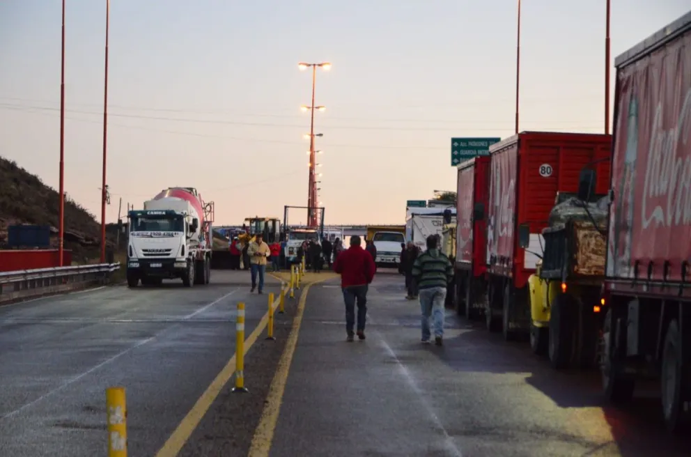Transportistas taparon la entrada del Basilio Villarino y se generó un caos en el Puente Viejo