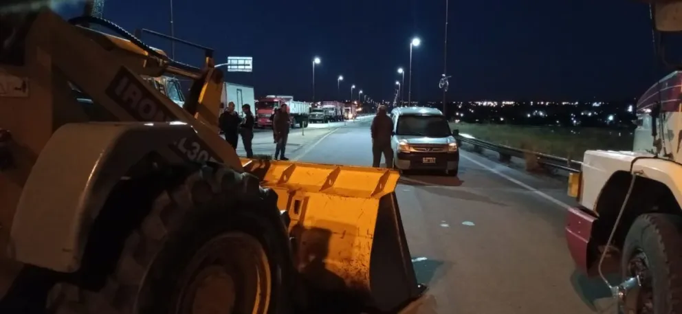 Pesatti descomprimió el conflicto con los transportistas y se levantó el corte en el Puente Nuevo
