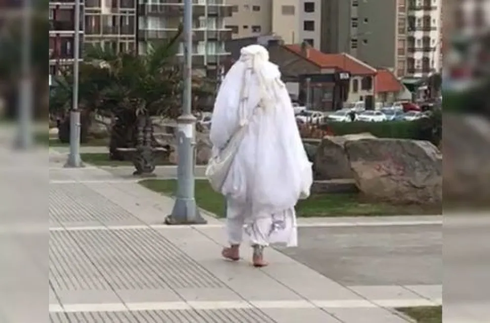 Quién es el hombre que camina por las calles descalzo con túnica blanca y cree ser Jesús