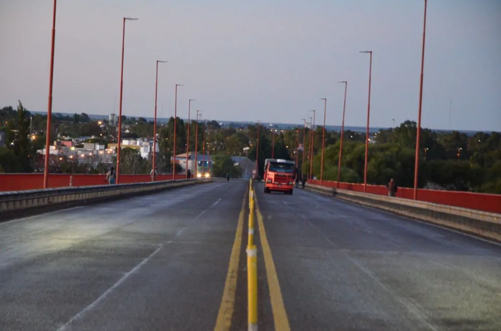 Accidente en el puente nuevo de Viedma. Foto archivo.